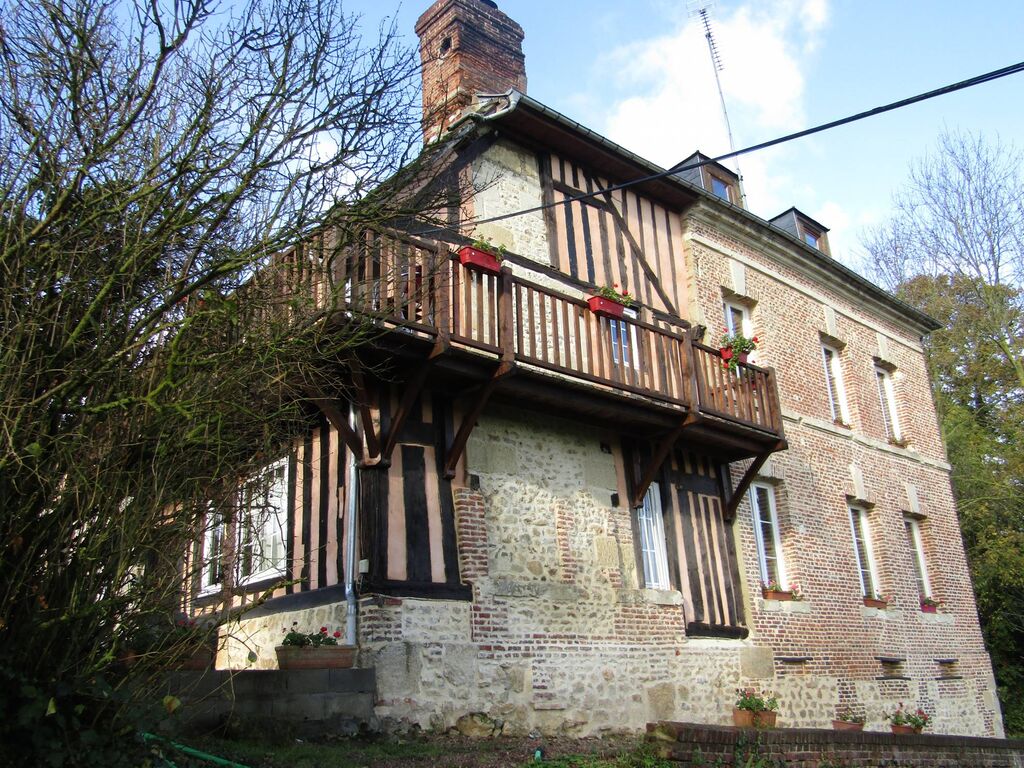 A vendre, manoir en briques et colombages avec balcon, secteur Lisieux, Calvados 14.