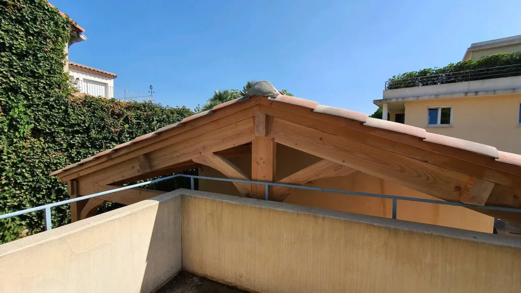 Carport bois sur mesure en appui façade HYERES VAR 83