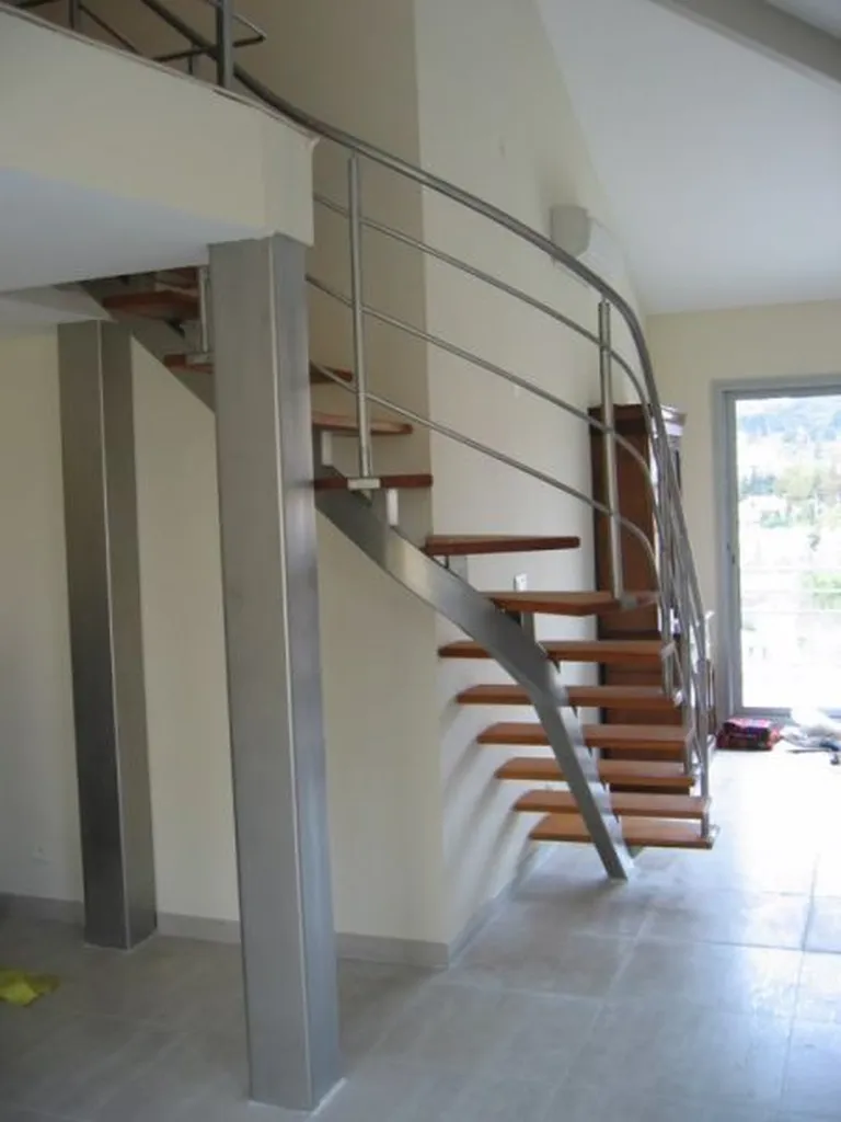 fabrication d'un escalier débillardé bois et inox à Aix en Provence 13