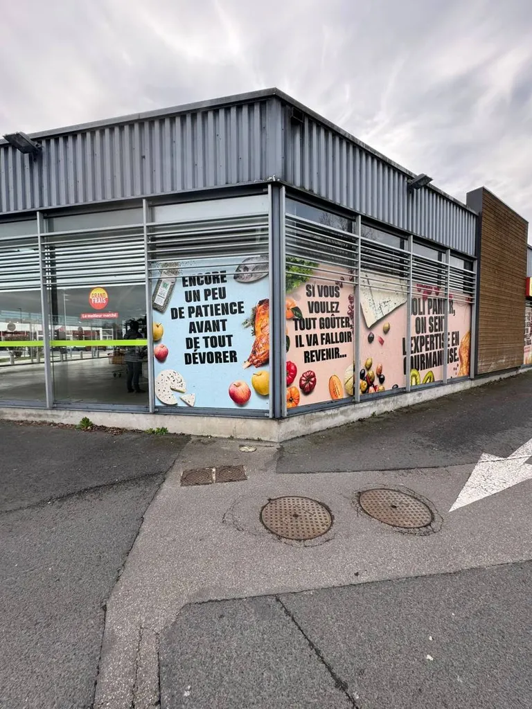 Vitrophanie publicitaire et signalétique extérieure pour l’entreprise Grand Frais près de Compiègne (60).