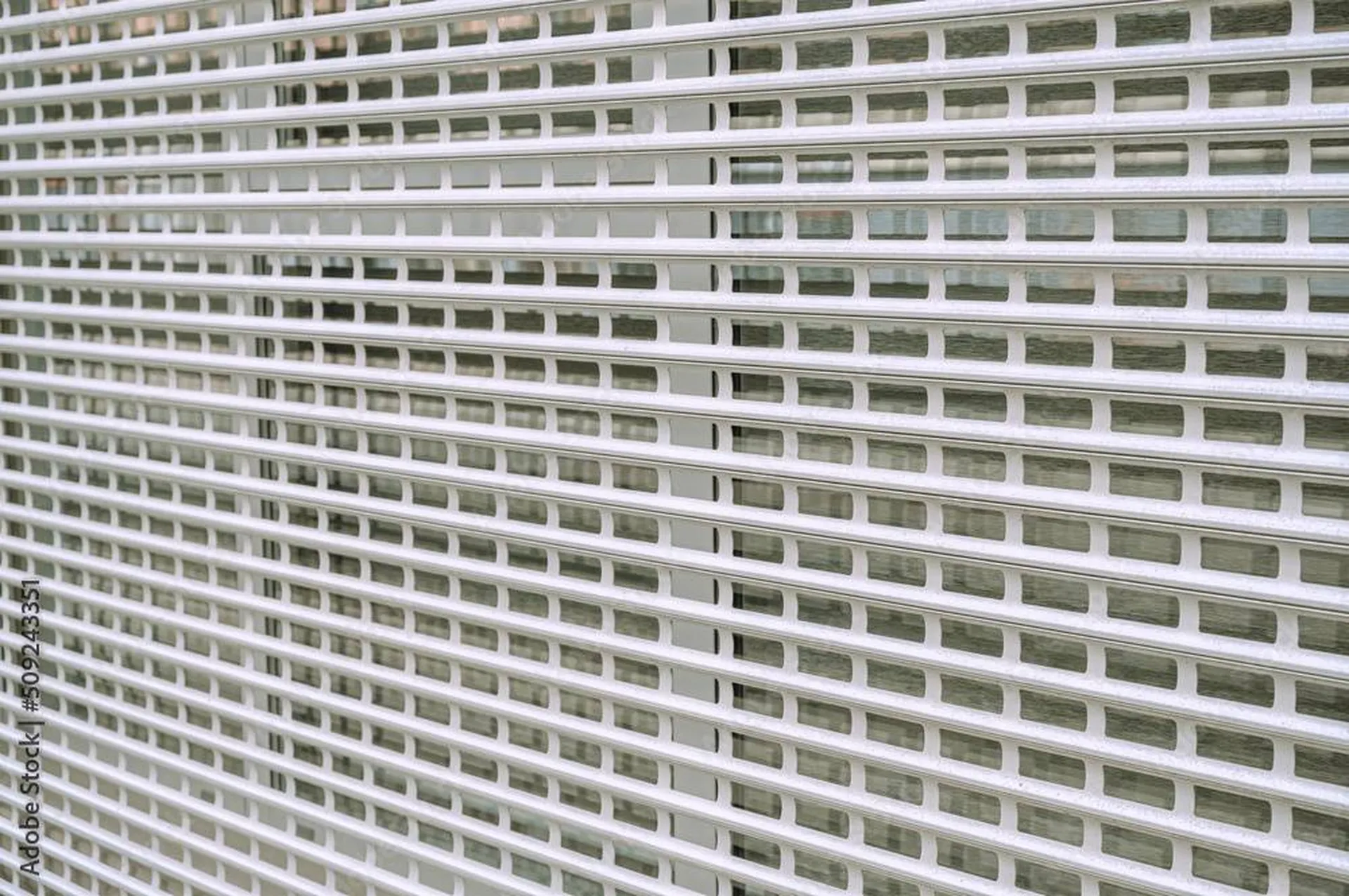 Installation  d'un rideau métallique dans un magasin à Nice (06)