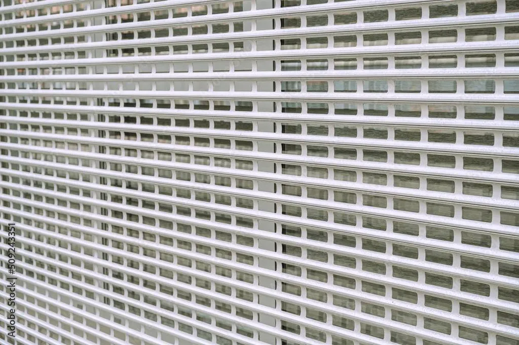 Installation  d'un rideau métallique dans un magasin à Nice (06)