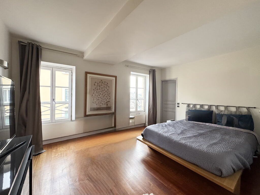 Une. Chambre dédiée pour les expatriés qui ont besoin de calme, proche du lycée, international de Saint-Germain-en-Laye.