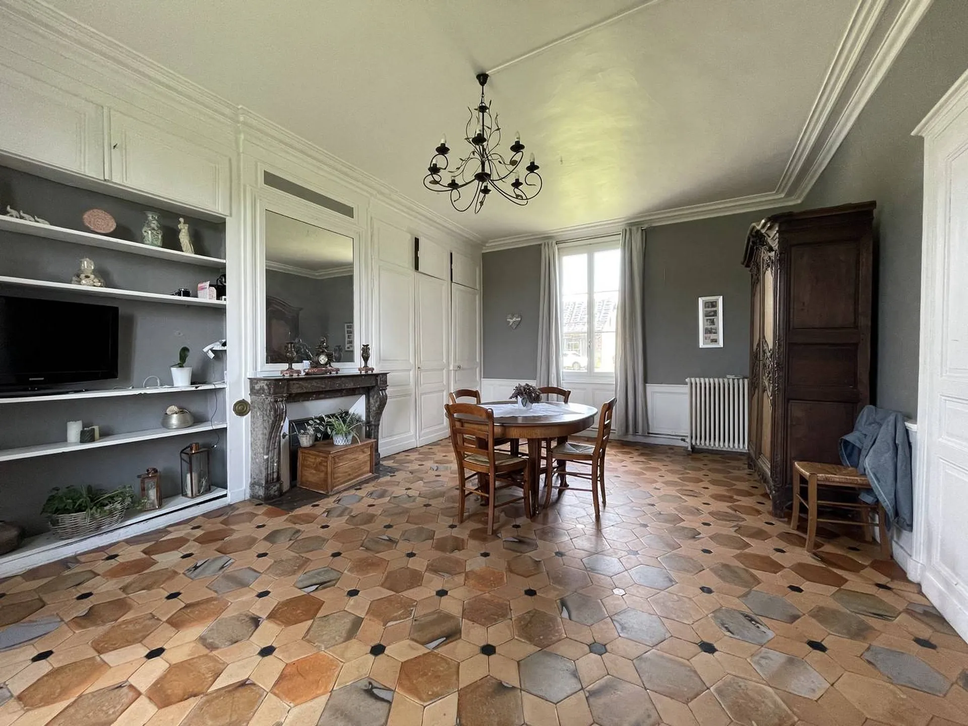 **Demeure de caractère à vendre** : Rez-de-chaussée avec salon raffiné, salle à manger lumineuse, et cuisine entièrement aménagée, offrant un cadre de vie élégant et convivial.