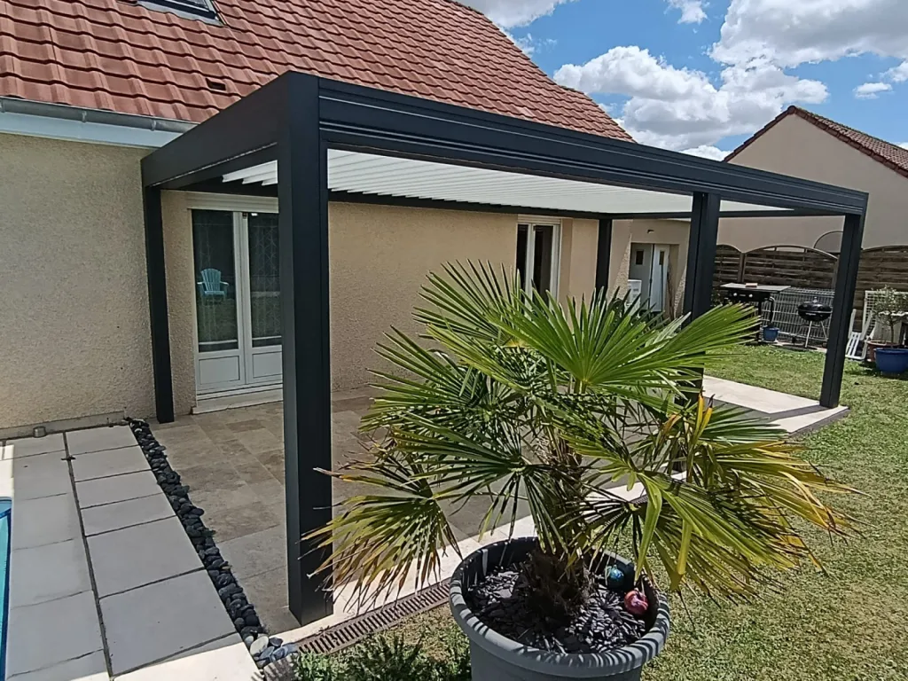 Installation d’une pergola bioclimatique aluminium Premium Plus MATEST motorisée Somfy IO à Quetigny en Côte-d’Or