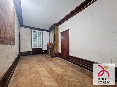 Maison offrant un fort potentiel de rénovation ou de division (sous réserve des autorisations administratives).