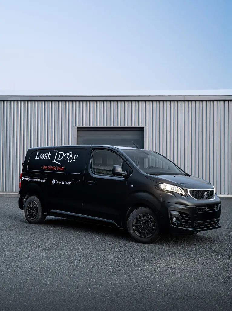 Covering complet noir satin + création et pose de publicité sur ce Peugeot Expert