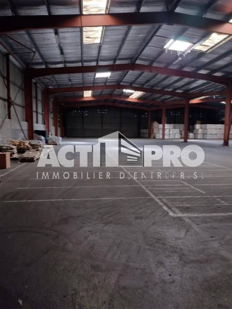 Découvrez cet entrepôt logistique d'envergure disponible à la location sur la Zone Saint-Charles à Perpignan, un bâtiment industriel stratégique dans les Pyrénées-Orientales avec quais de déchargement.
