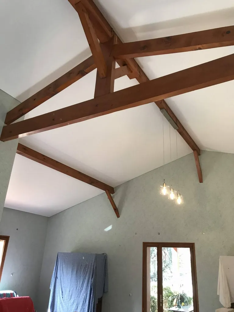 Plafond tendu blanc mat BARRISOL dans séjour entre poutres - Plafonds Tendus Occitans - Cugnaux
