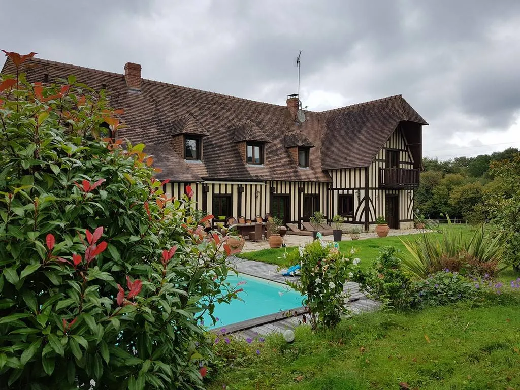 A vendre Demeure de Caractère et ses dépendances bâties sur environ 3,5 hectares proche de Pont-L'Evêque