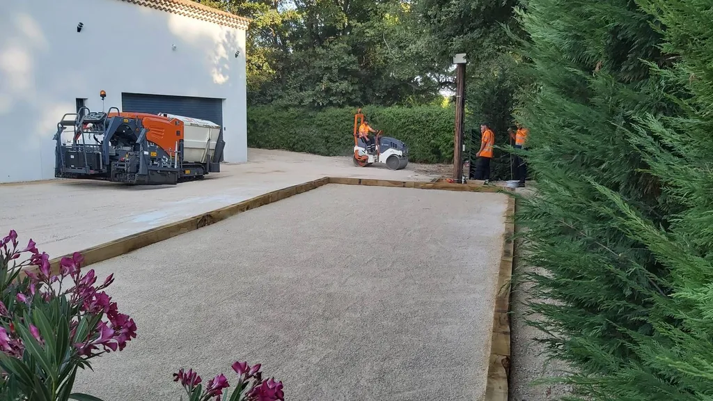 Construction d'un terrain de pétanque à Auriol près d'Aubagne par une entreprise de terrassement