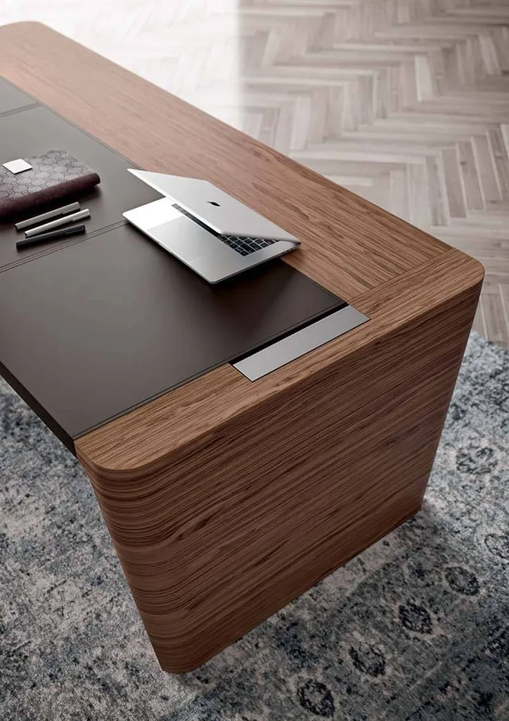 Bureau design italien avec insert cuir noir sur plateau offrant un design moderne
