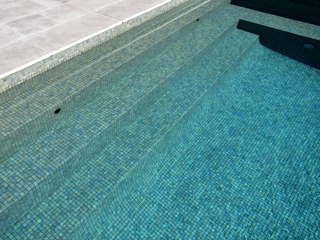 PISCINE EN PIERRE DE BALI - MOSAÏQUE BALI STONE
