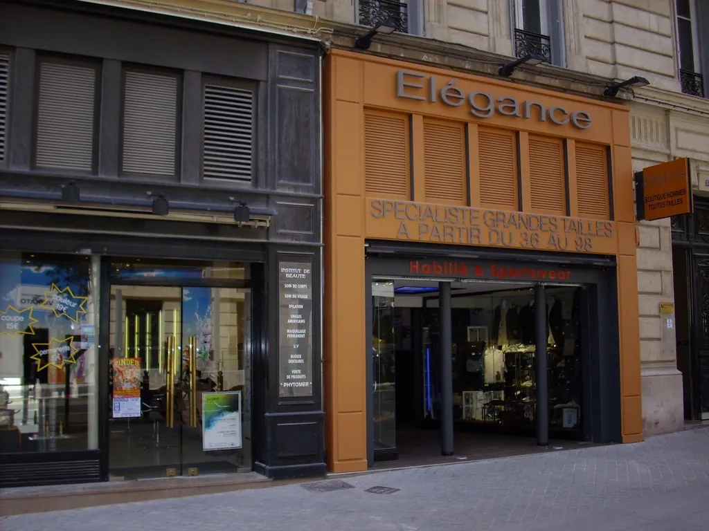 Créer une devanture en bois sur mesure moderne et attractive pour valoriser votre boutique de chaussures et prêt-à-porter à Marseille