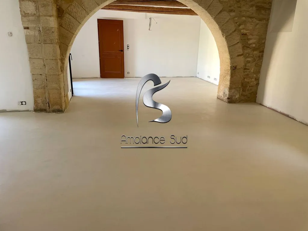 Rénover le sol d’une maison de village avec un revêtement en béton ciré coulé à Avignon dans le Vaucluse