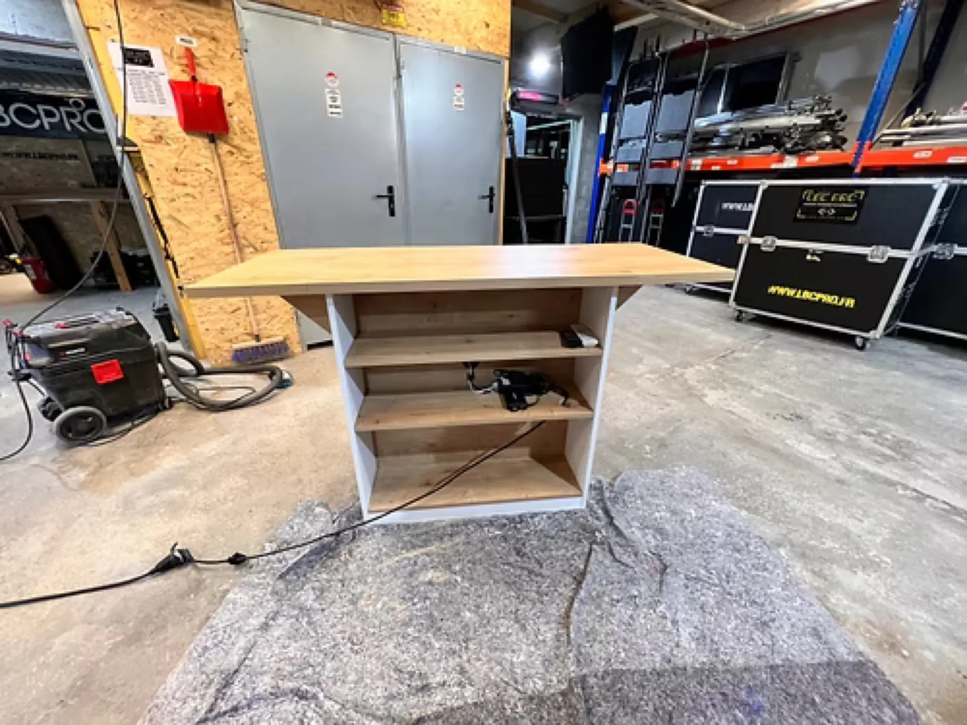 DESK BLANC & BOIS AVEC ECRAN 32' 82CM DESK 2