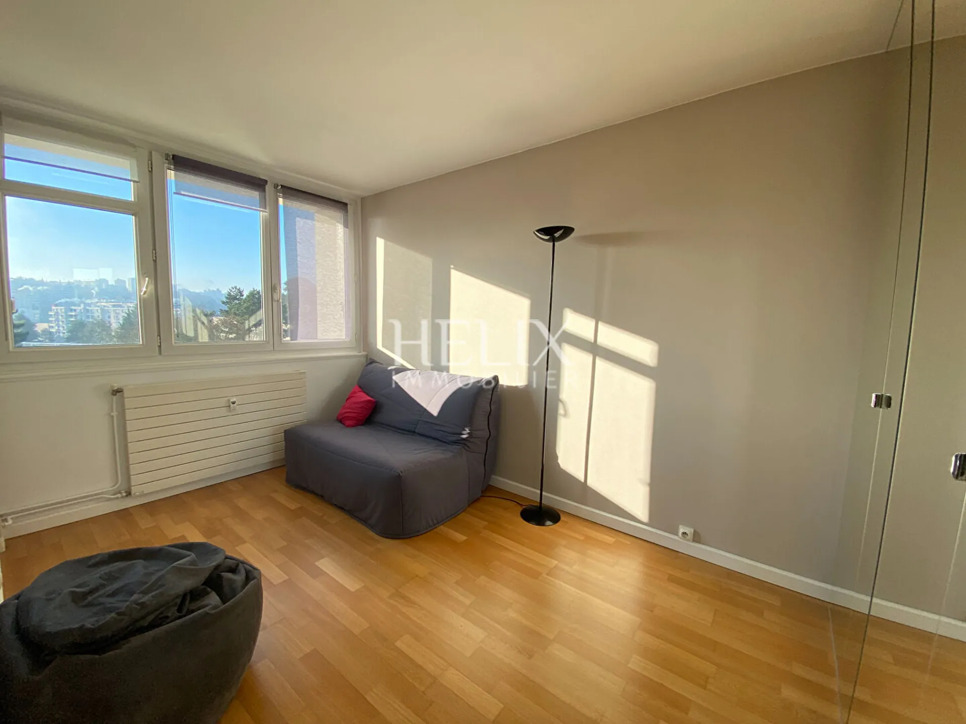 Le Pecq Rive gauche, appartement meublé en étage élevé avec ascenseur et balcon 