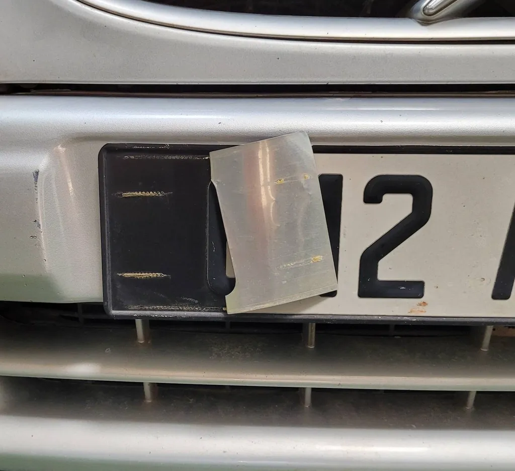 Une plaque d'immatriculation illisible soumet votre voiture à contre visite dans votre centre de contrôle technique Autosur Martigues