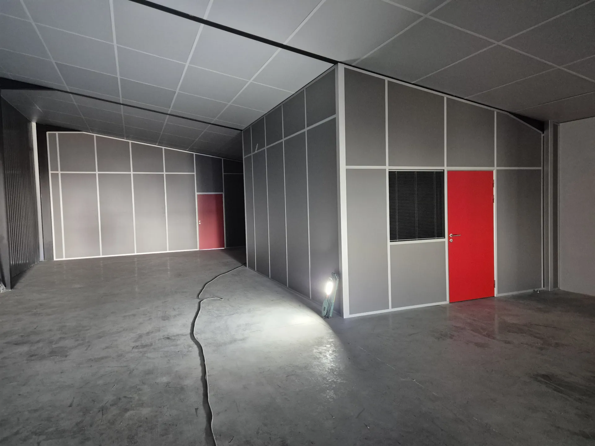 Projet d'ajout de bureaux individuels par des cloisons fixes avec isolation en laine de verre dans un entrepôt à Villefranche-sur-Saône dans le Beaujolais