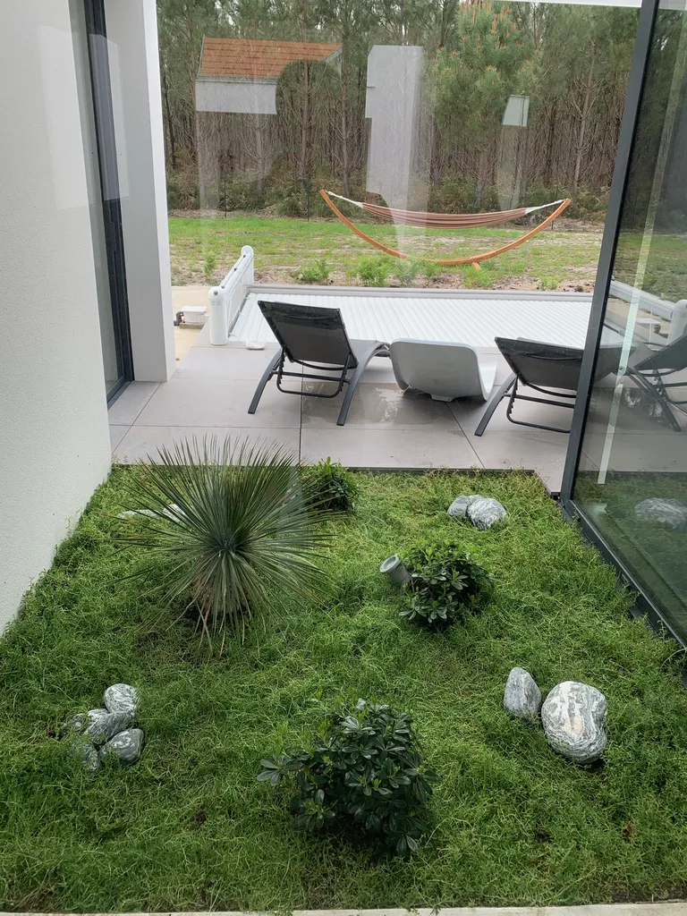 Par quel paysagiste faire aménager des patios végétalisés harmonieux à Parentis-en-Born et Sanguinet dans les Landes ?