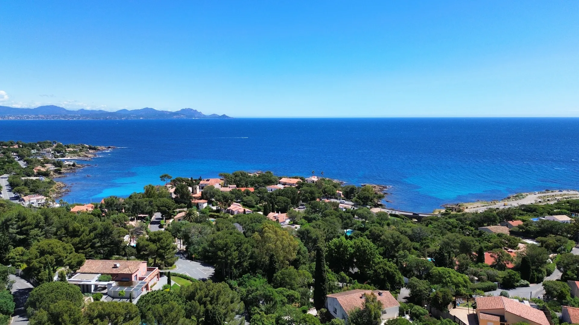 Vue sur le massif de l'esterel et la mer depuis Les Issambres