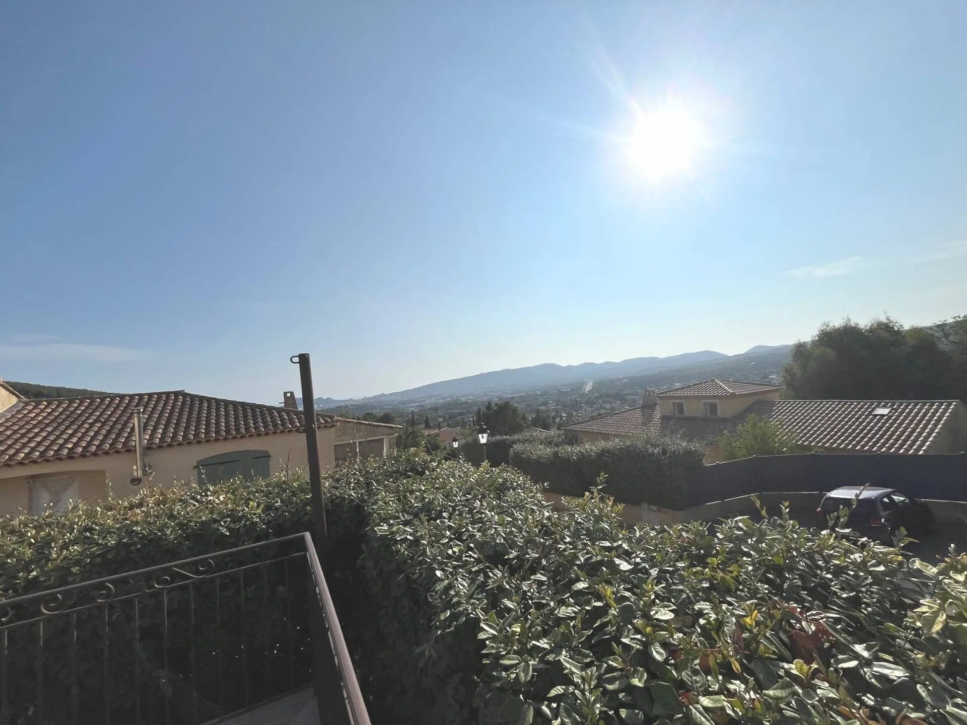 Vente maison Ceyreste avec vue dégagée, deux logements indépendants et communiquant avec piscine et pool house