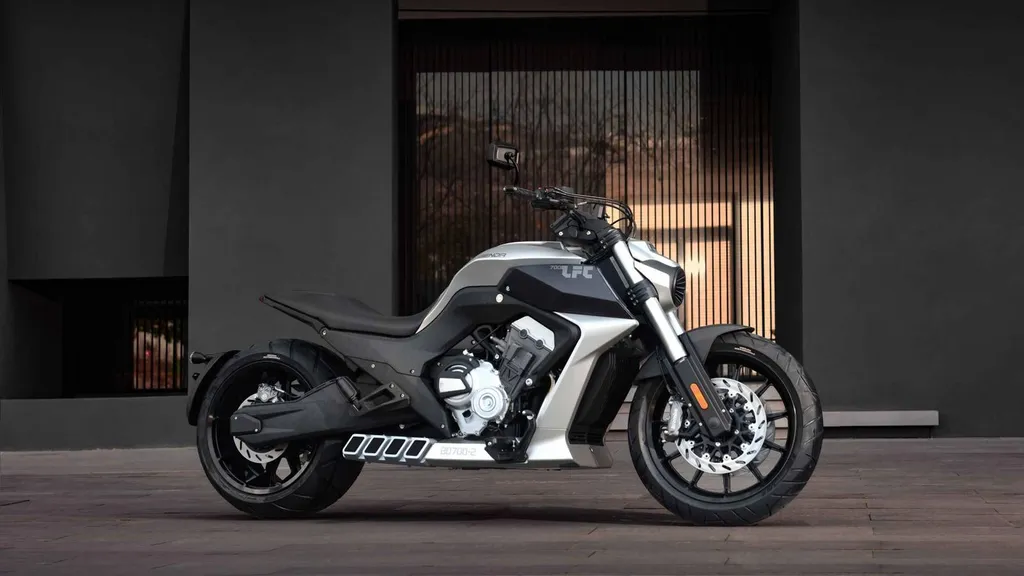 BENDA MOTORCYCLE LFC 700 SIX FOURS LES PLAGES