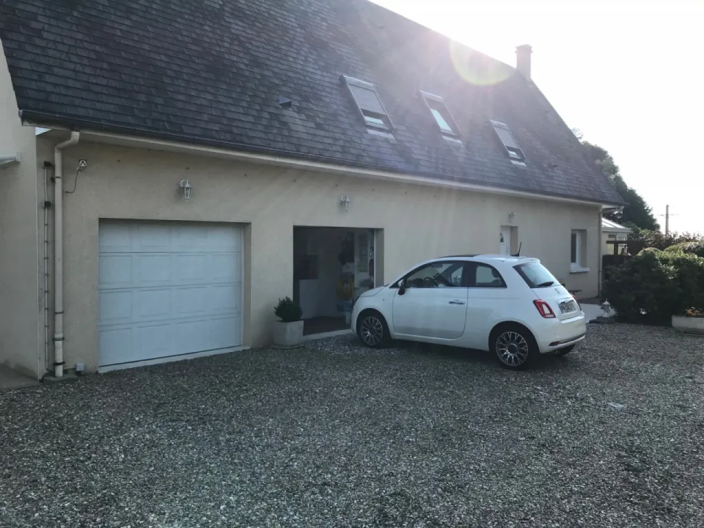 Réalisation d’un ravalement en enduit projeté à la chaux aérienne finition gratté fin proche Bolbec (76)