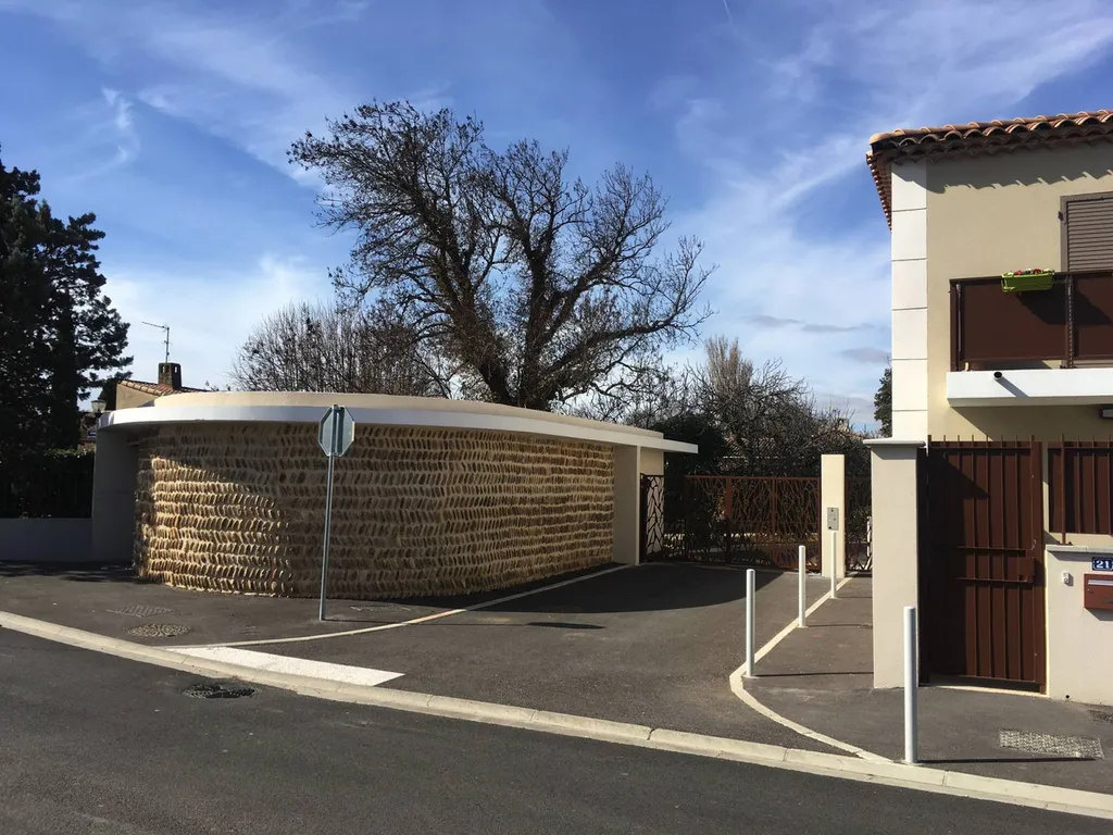 Habillage d'un mur en galets de Crau à Saint-Martin-de-Crau