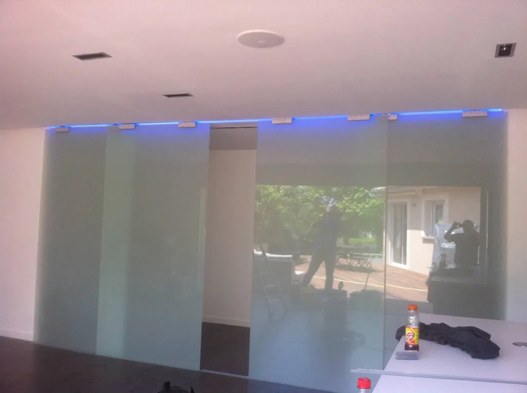 fermeture d'une piece en verre feuilleté dépoli posé sur rail et installé à Saint germain au mont d'or près de Lyon