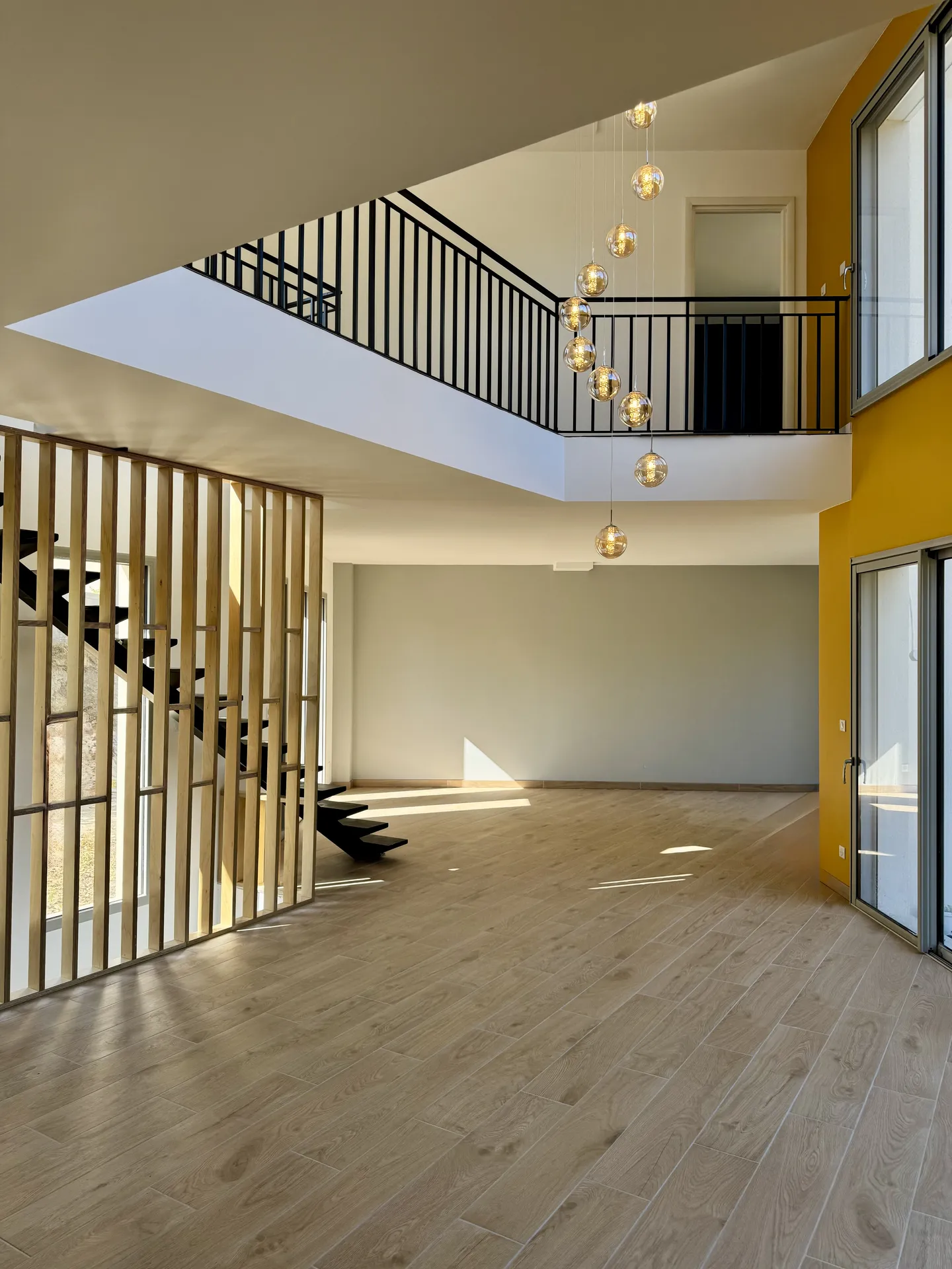 Pièce de vie d'une maison en foret www.heliximmobilier.com au mesnil le roi