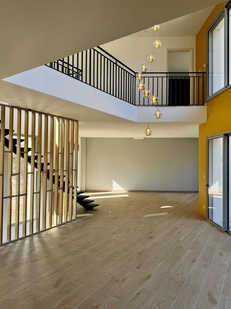 Pièce de vie d'une maison en foret www.heliximmobilier.com au mesnil le roi