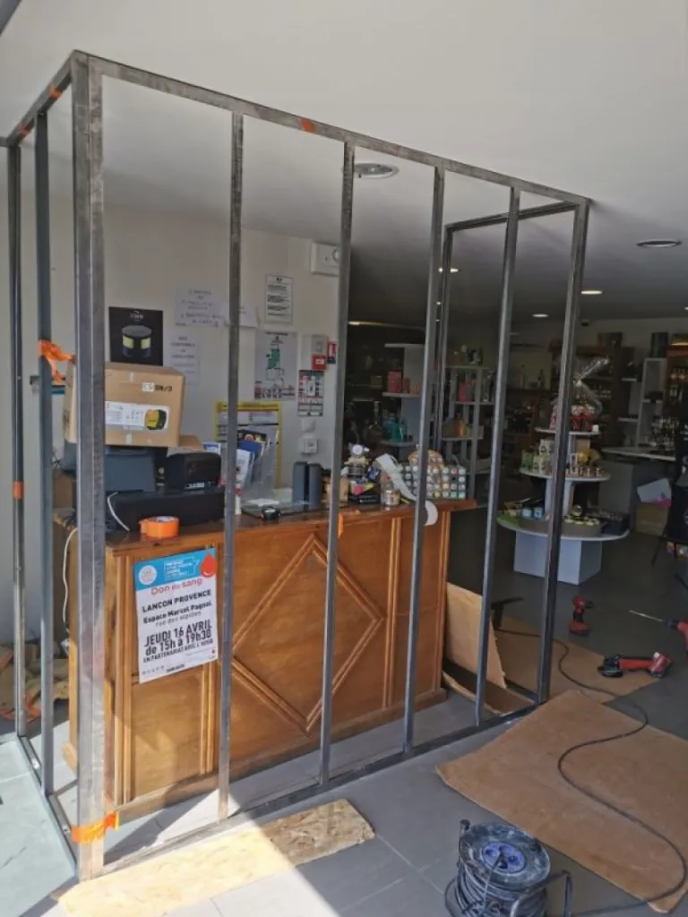 Vérriere acier type atelier à Lançon de Provence et centre ville de Salon De Provence