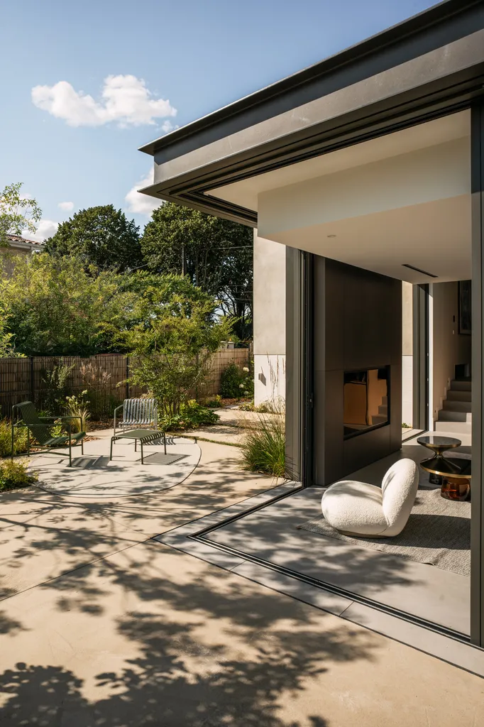 Aménagement paysager complet avec piscine, spa et plantations dans un jardin contemporain à Fleurieu-sur-Saône (69250)