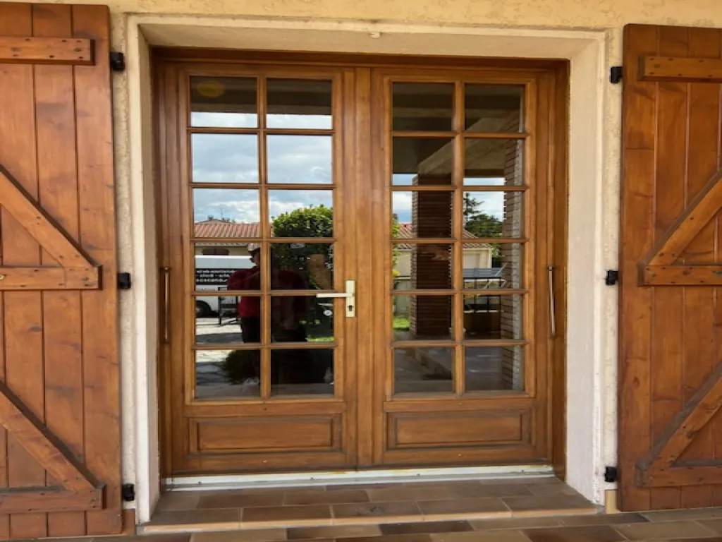 Installation de porte-fenêtres PVC Pria double vantaux sur mesure avec vitrage performant isolant à Saint-Orens-de-Gameville