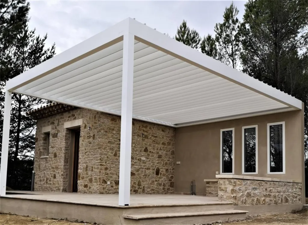 Pose de pergola bioclimatique à Pélisanne