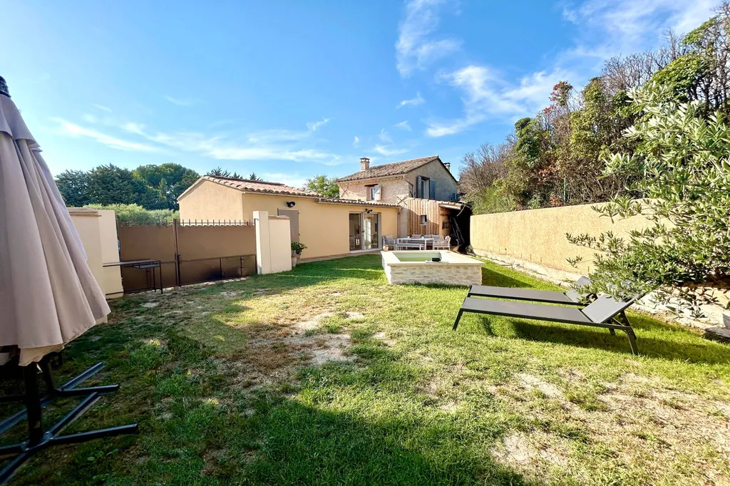 Vente, Caromb - Maison de charme avec jardin et bassin, vue verdoyante, proche centre village