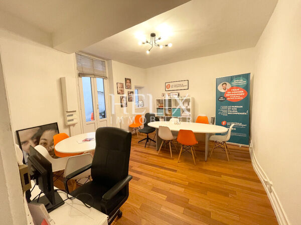 Bureau / local professionnel  de 80 M2 face au château de  Saint Germain en Laye