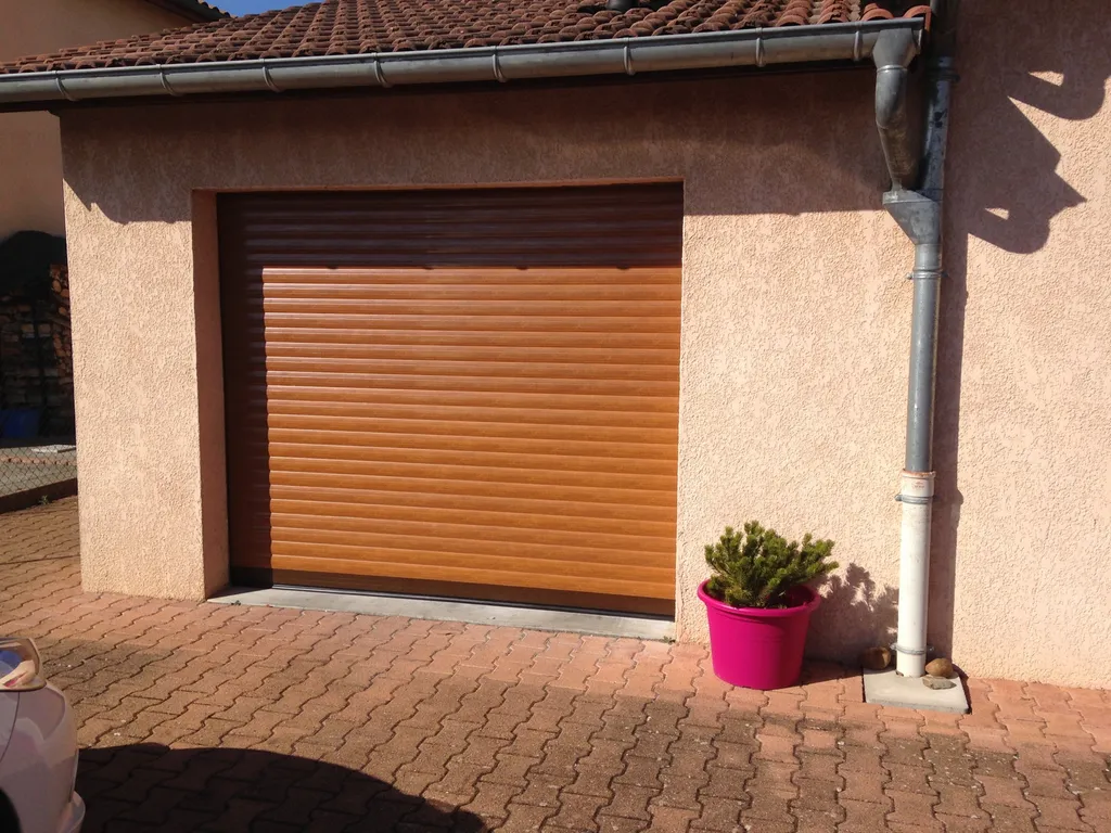 Porte de garage enroulable à Lentilly
