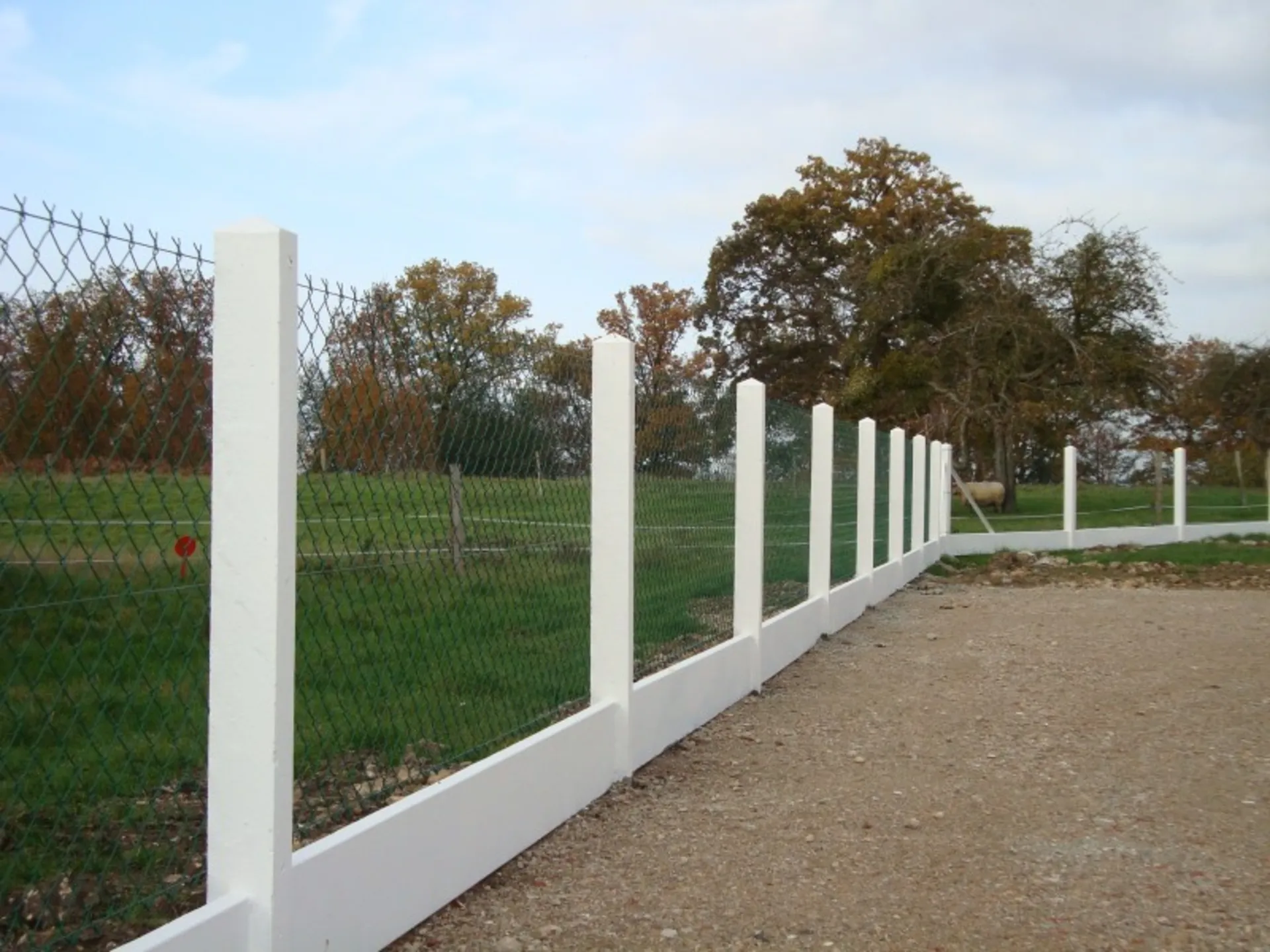 Pose de clôture grillagée avec poteaux béton et plaques dans au Neubourg 27