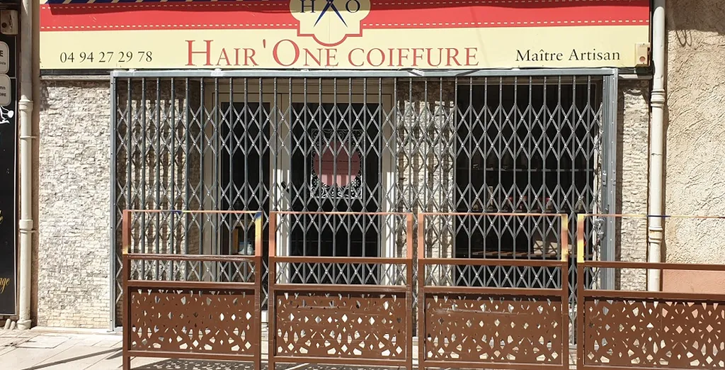 Installer une grille articulée extensible pour salon de coiffure à Aubagne proche de La Ciotat