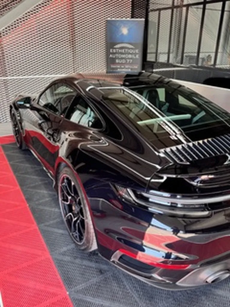 Débosselage sans peinture porte arrière et lustrage rayure d'une BMW série 5 à Antony (92)