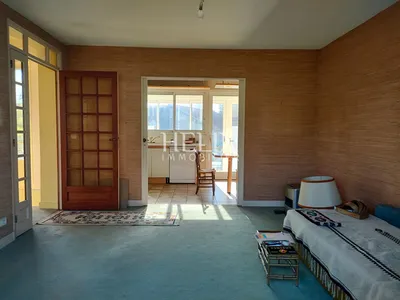 Maison familiale pleine de charme de 195m2 à rafraichir sur un beau terrain de 750m2 à 15mn à pieds de la gare de Maisons Laffitte comprenant un double séjour avec cheminée et 5 chambres.