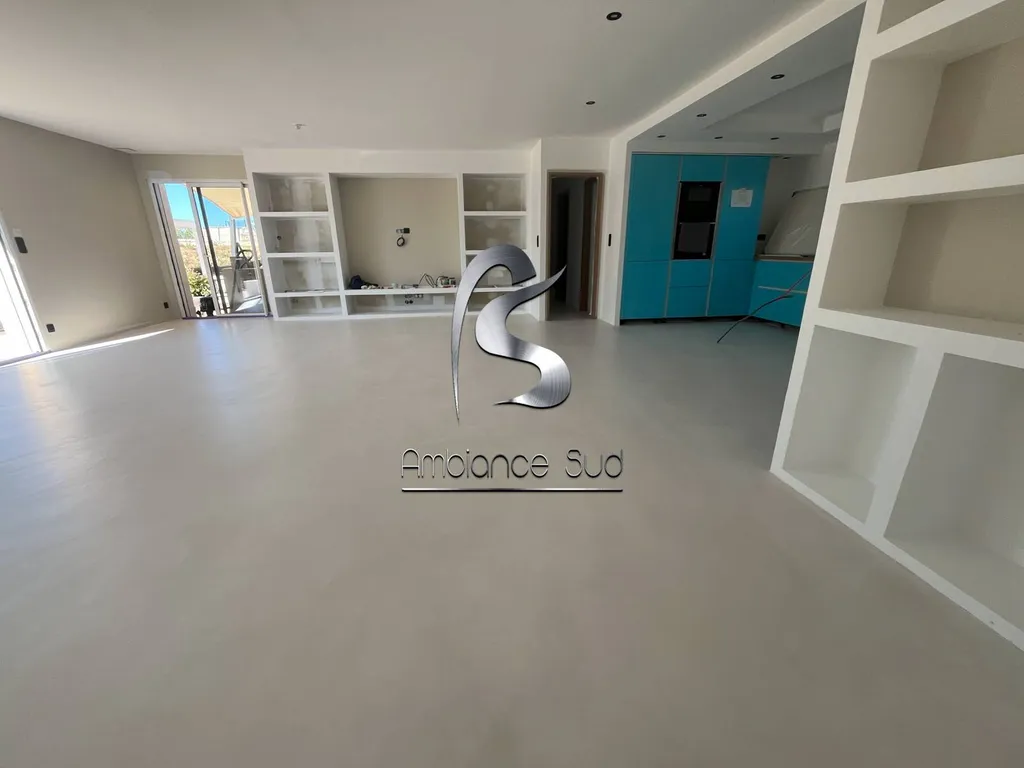 Réalisation du sol d’une maison en résine minérale effet béton ciré taloché à Vinon à côté de Manosque