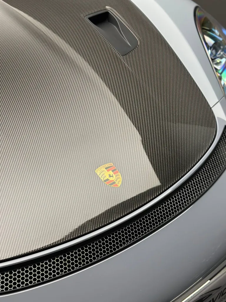 Lustrage sur une Porsche 718 Cayman GT4 RS à Le Mans (72)