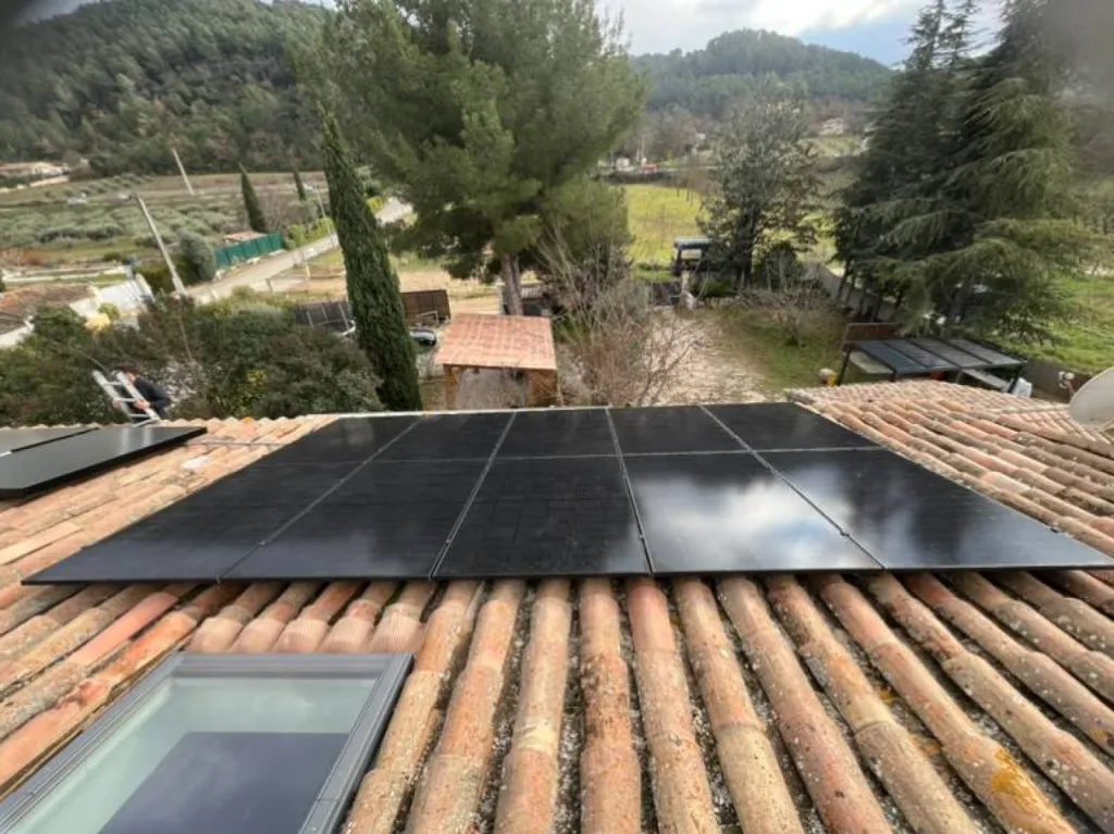Etude gratuite et personnalisé pour vos panneaux solaires sur toiture en tuile mécanique avec Provence Energie Solaire Services à La Ciotat