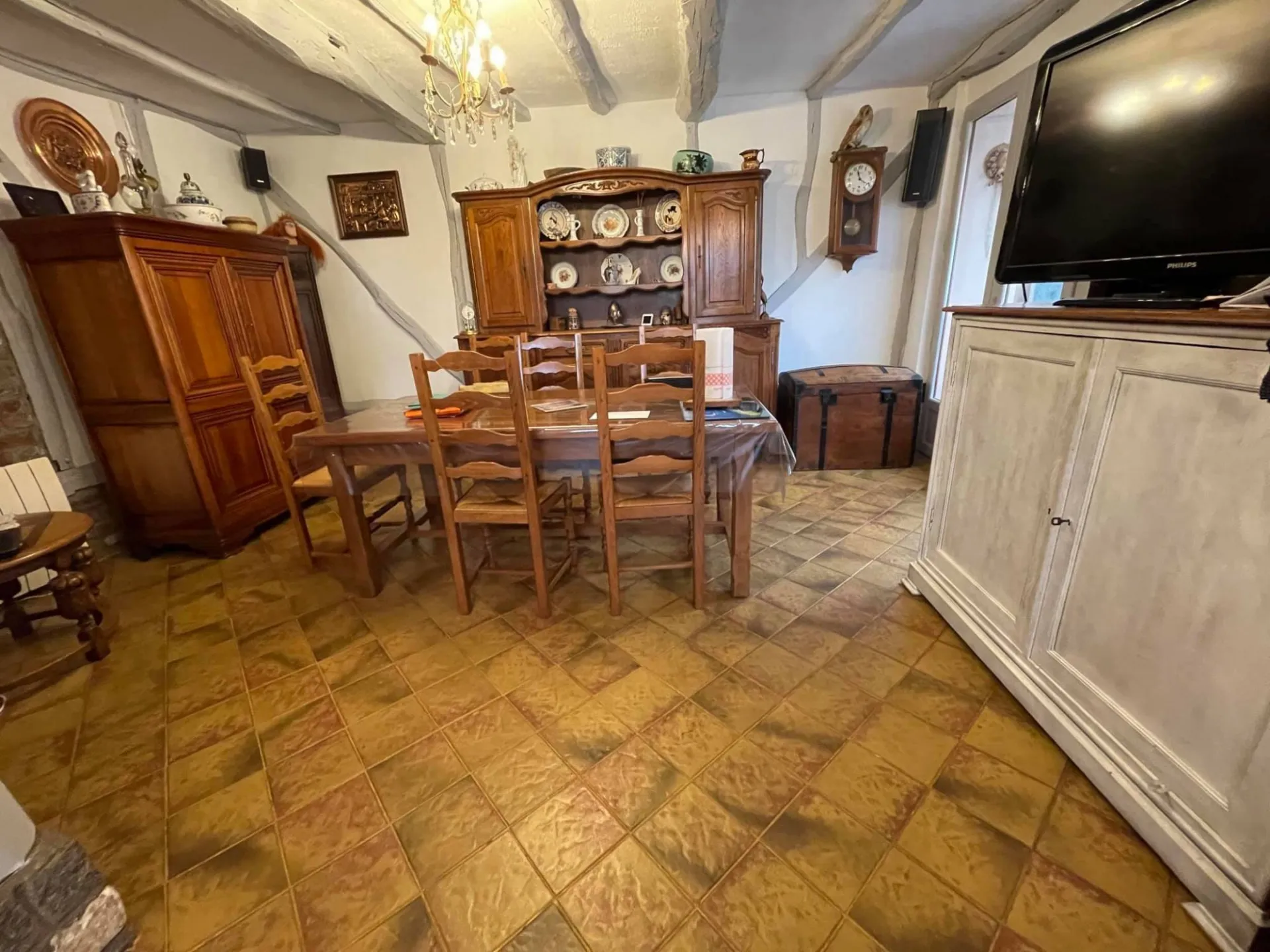 Un très beau salon avec cheminée 