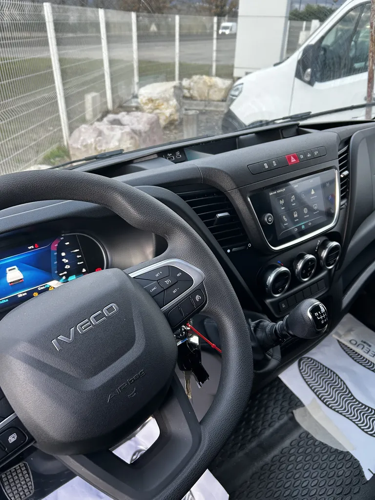 IVECO DAILY CAISSE ET HAYON 750 KGS