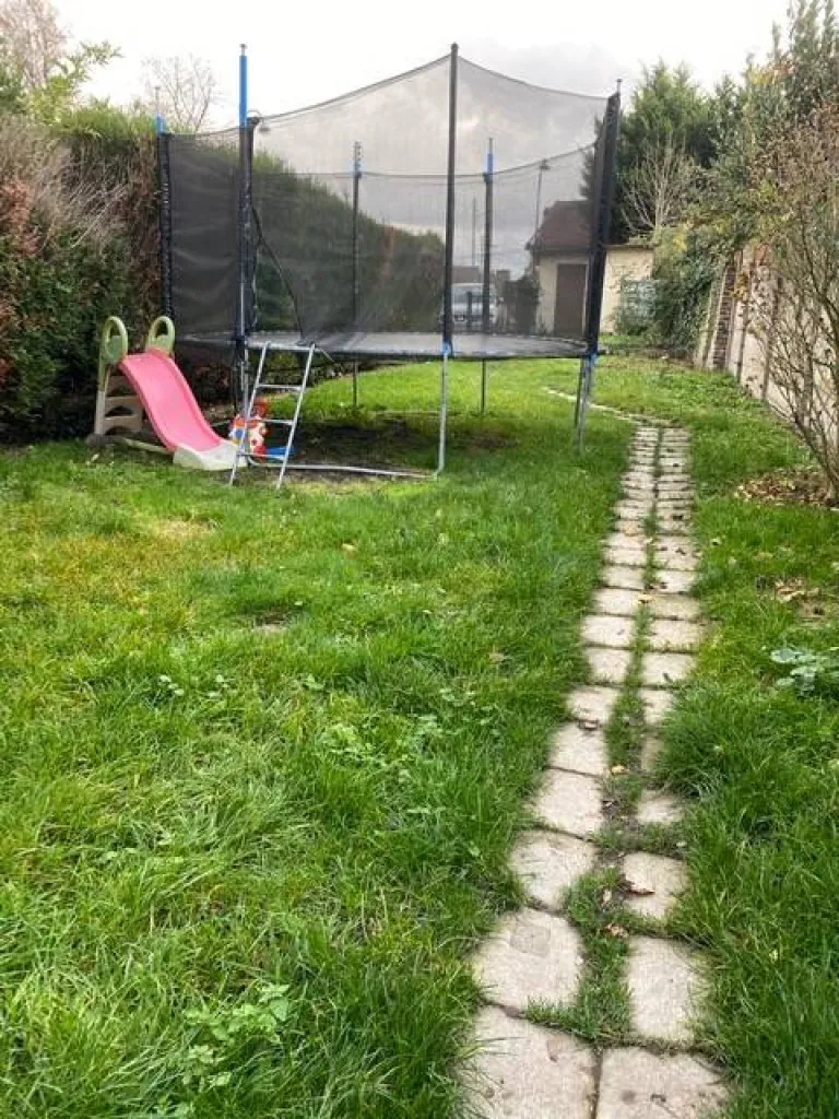 Cette maison vous offre également un garage