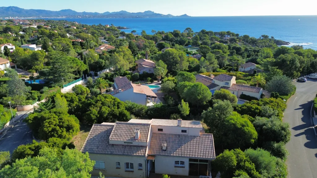 Une vue panoramique en drone de la maison